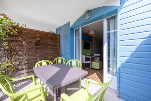 une table et des chaises sur le patio d'une maison dans l'établissement Danou, à Courseulles-sur-Mer