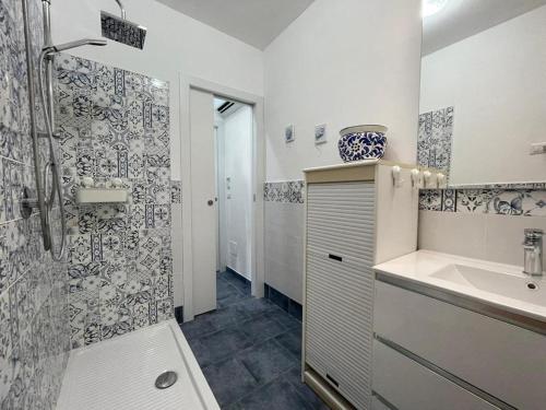 A bathroom at Eoliando Apartment