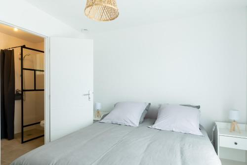 普盧巴拉內克的住宿－Baradoz，白色卧室配有一张带白色枕头的大床