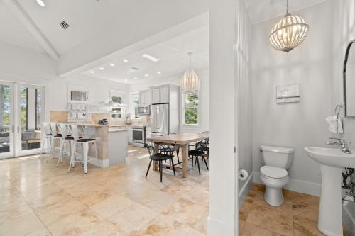 una cucina e una sala da pranzo con tavolo e sedie di Ocean Serenade a Rosemary Beach