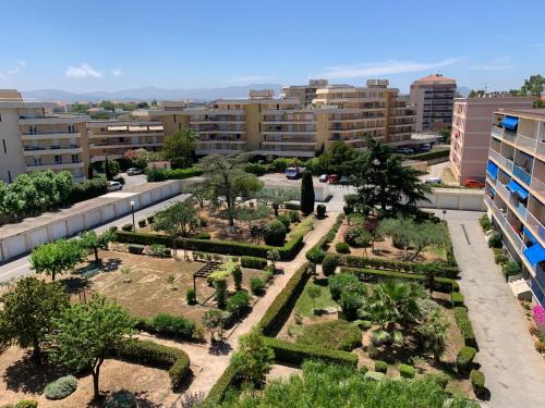 una vista aerea su un giardino in una città di L'appart Fréjus plage a Fréjus