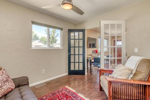 uma sala de estar com um sofá e uma janela em Topo - In-town Rancher W- Backyard Oasis! em Fruita