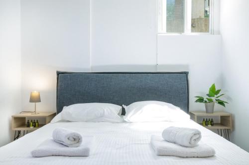 a bed with two towels on top of it at La Pietra Verga in Kalamata