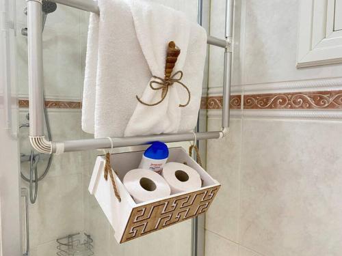 a rack with toilet paper and towels in a bathroom at Luminoso apartamento con terraza y piscina in Puerto de la Cruz