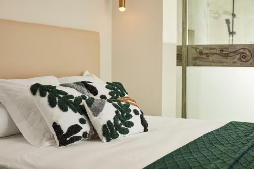 a white bed with two pillows on top of it at Mirador de Chisten in Gistaín