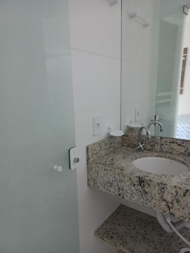 Bilik mandi di Loft Bombinhas Van Gogh