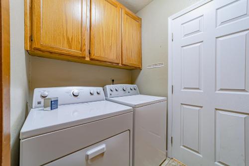 a small laundry room with a washer and dryer at Balboa Rendezvous in McKinleyville