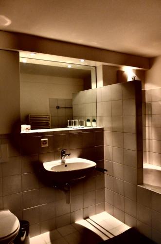 y baño con lavabo y espejo. en Prophetengut - die Perle im Jurapark, en Habsburg