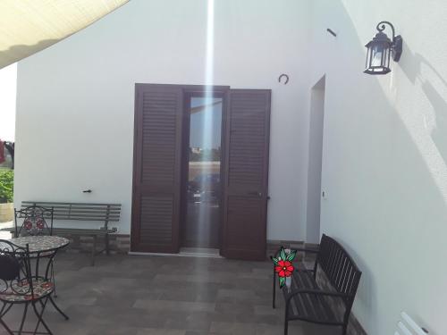 Habitación con puerta, mesa y sillas en La Campagnola en Locogrande