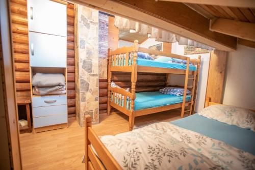 een slaapkamer met een stapelbed in een blokhut bij Apartman A1 Blidinje, Ranch Mikulic in Čuljci