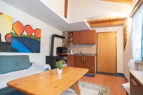 een woonkamer met een tafel en een keuken bij Apartman A1 Blidinje, Ranch Mikulic in Čuljci