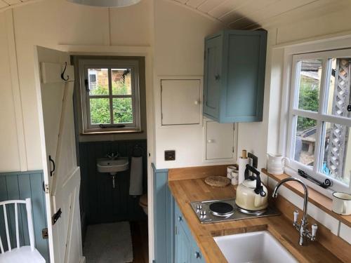 Gallery image of Romantic Shepherds hut with stunning sunsets in Hollingbourne