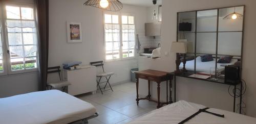 Cette chambre comprend un lit et un bureau. dans l'établissement Studio avec parking privé, à Carqueiranne