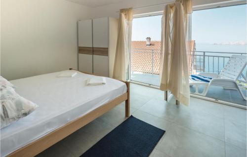um quarto com uma cama e uma varanda com vista em Cozy Apartment In Senj With Kitchen em Senj