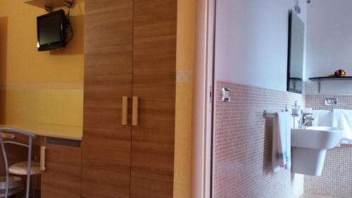 a bathroom with a sink and a toilet at B&B Lo Sparviero in Civita