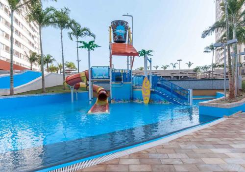 Enjoy Solar das Águas Park Resort في أوليمبيا: زحليقة مائية في مسبح في منتجع