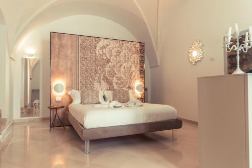 - une chambre avec un lit recouvert de tapisserie dans l'établissement Domus San Giovanni, à Locorotondo