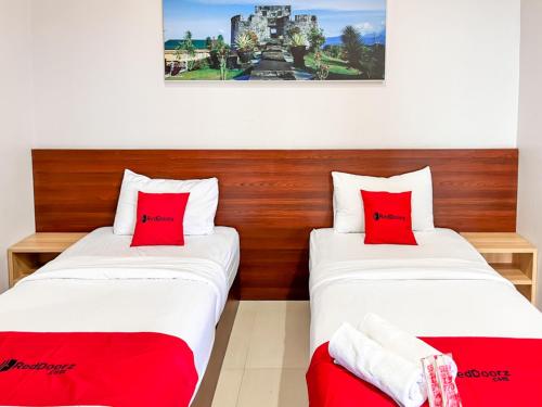 Un pat sau paturi într-o cameră la RedDoorz Plus @ Grand Tabona Hotel Ternate