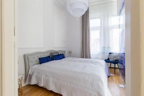 Llit o llits en una habitació de Designer Luxury Home in The Jewish Quarter