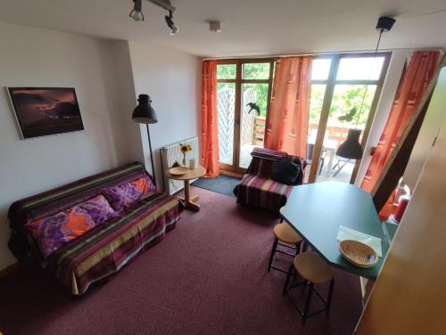 sala de estar con sofá y mesa en Five Oaks - Rote Wohnung en Hohenkirchen