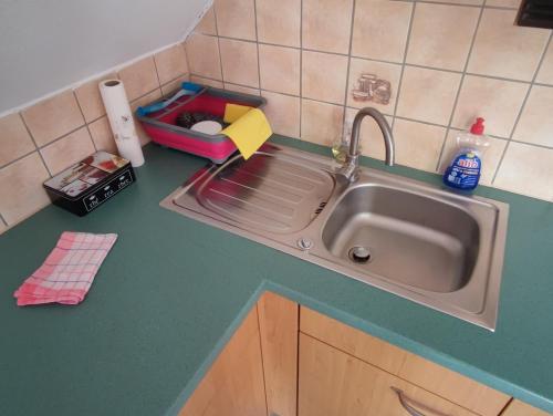encimera de cocina con fregadero y encimera en Five Oaks - Rote Wohnung en Hohenkirchen
