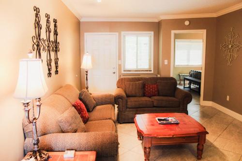 Гостиная зона в River Place Condos #103 2BD