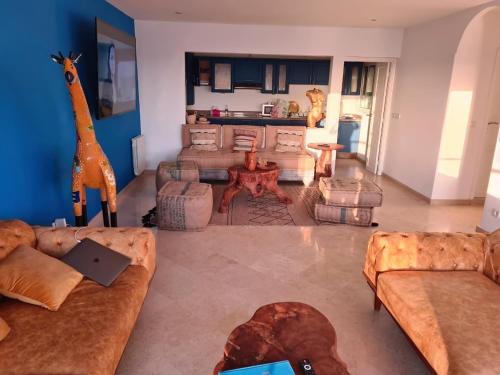 Ruang duduk di La Skala - Apartment with great sea view