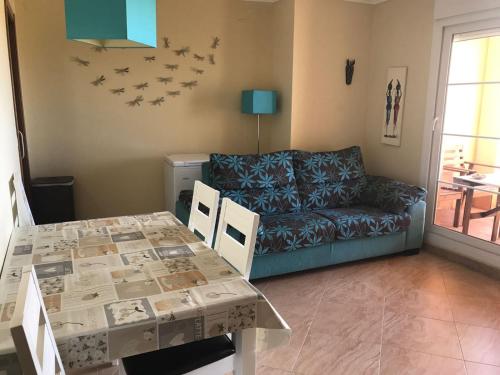 salon z kanapą i stołem w obiekcie APARTAMENTO PREMIUM A 1,8KM DE LA PLAYA w mieście Isla Canela