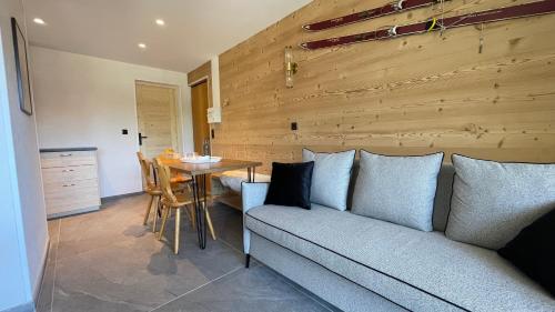 un salon avec un canapé et une table dans l'établissement Morzine : bel appartement à 5 mn du téléphérique, à Morzine