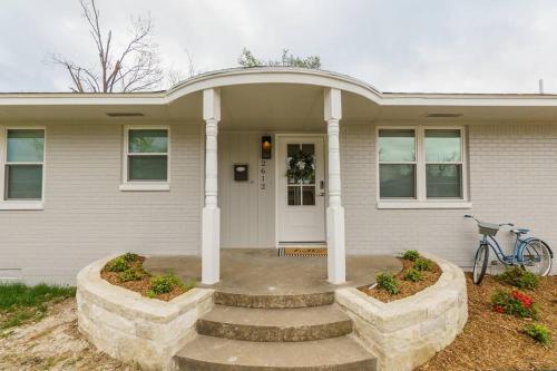 Зображення з фотогалереї помешкання 3 BR Newly Remodeled Home With Farm Style Decor у місті Оклахома-Сіті