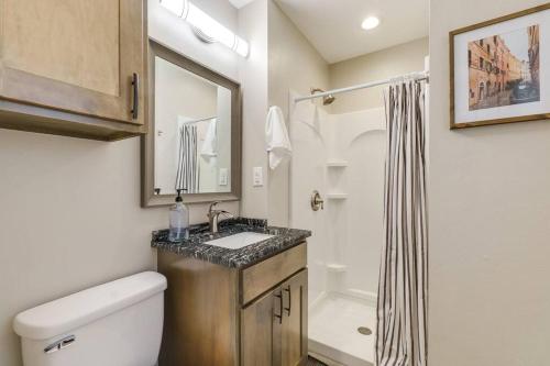 La salle de bains est pourvue d'un lavabo, de toilettes et d'une douche. dans l'établissement 3 BR Newly Remodeled Home With Farm Style Decor, à Oklahoma City
