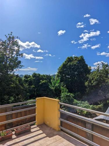 einen Balkon mit Blick auf die Bäume und den Himmel in der Unterkunft Villa Emma Ampefy 