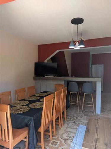ein Zimmer mit einem Tisch und Stühlen sowie einem Esszimmer in der Unterkunft Villa Emma Ampefy 