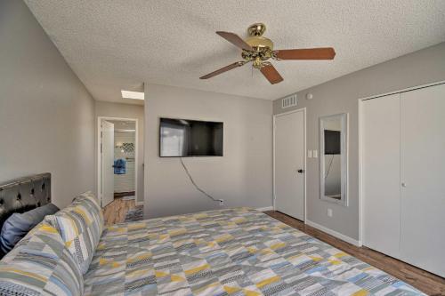 Postel nebo postele na pokoji v ubytování 3 Mi to Mill Ave Central Condo with Patio in Tempe