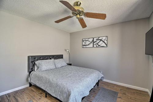 Postel nebo postele na pokoji v ubytování 3 Mi to Mill Ave Central Condo with Patio in Tempe