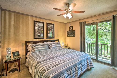 - une chambre avec un lit et un ventilateur de plafond dans l'établissement Mount Ida Condo with Balcony and Resort Amenities, à Mount Ida