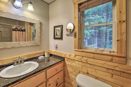 Photo de la galerie de l'établissement Serene Sparta Cabin with Community Pool Access!, 