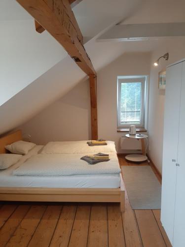 Ein Bett oder Betten in einem Zimmer der Unterkunft Dům U Šípku