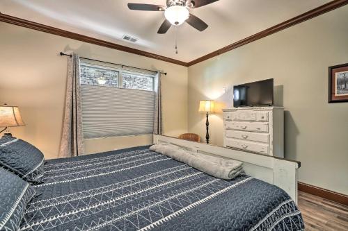 Lova arba lovos apgyvendinimo įstaigoje Cozy Townsend Condo, Resort-Style Amenities!