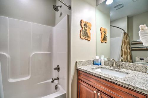 Foto dalla galleria di Cozy Townsend Condo, Resort-Style Amenities! a Townsend