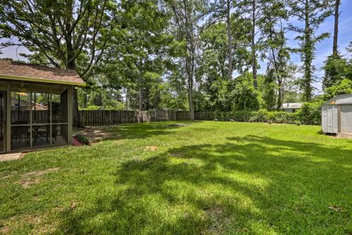 a yard with a large lawn with a house at about 8 Mi to FSU Bright Tallahassee Retreat! in Tallahassee