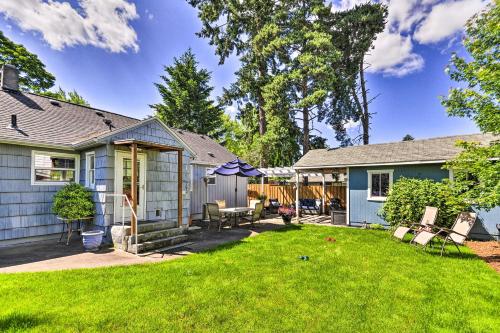 Charming Beaverton Home, Backyard with Fire Pit – Photos 2