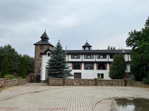 een groot wit gebouw met een toren erop bij Agroturystyka Trzy wieże in Bytom Odrzański
