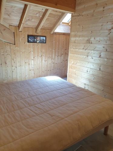 Säng eller sängar i ett rum på WhispeRive Lodge - le vert aux bords de rive