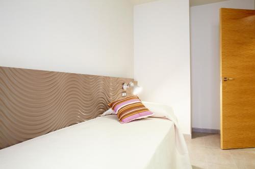 Ένα ή περισσότερα κρεβάτια σε δωμάτιο στο Apartaments Terraza Figueres
