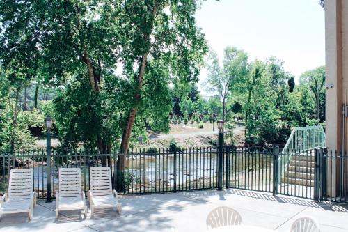 Сад в River Place Condos #103 2BD