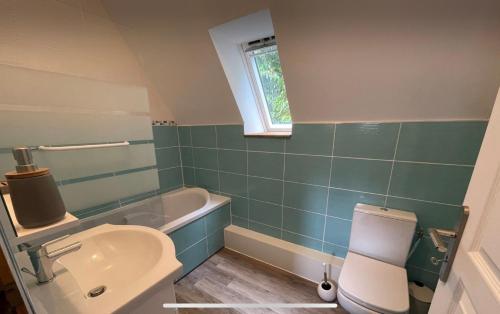 Kúpeľňa v ubytovaní D2 CHARMANT duplex proche de la mer, avec jardin