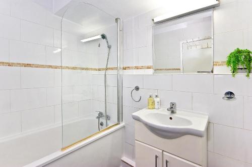 A bathroom at Baker Street Apartments