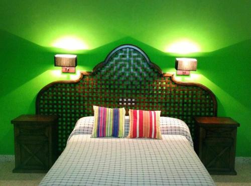 מיטה או מיטות בחדר ב-Cortijo Cabañas Apartamentos Rurales