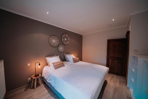 מיטה או מיטות בחדר ב-Cour 44 - Gite de charme avec sauna et jacuzzi